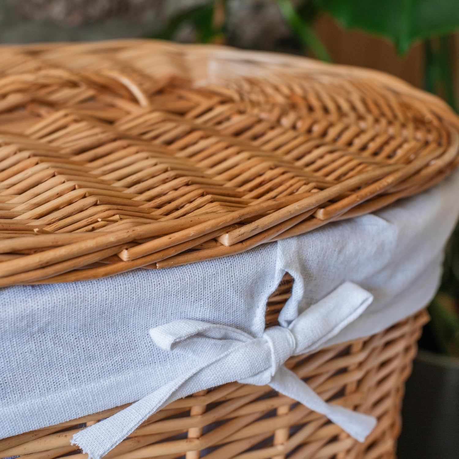 Oval Wicker Laundry Basket with Lid | Natural Willow | White Linen Liner | Large