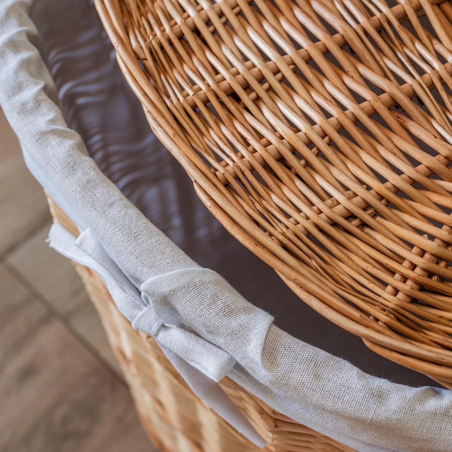 Oval Wicker Laundry Basket with Lid | Natural Willow | White Linen Liner | Large